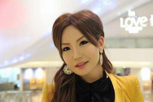 Ану нүүрэндээ 7500 долларын алтан утас тавиулжээ